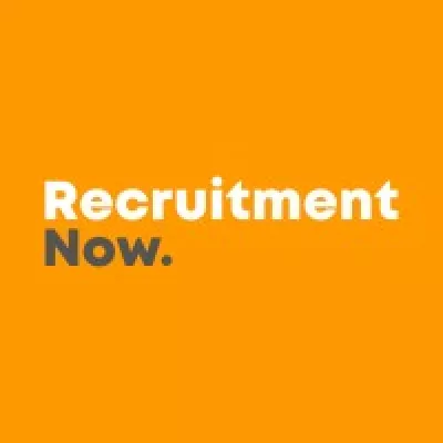 Oranje achtergrond met de tekst "Recruitment Now." in wit en grijs.