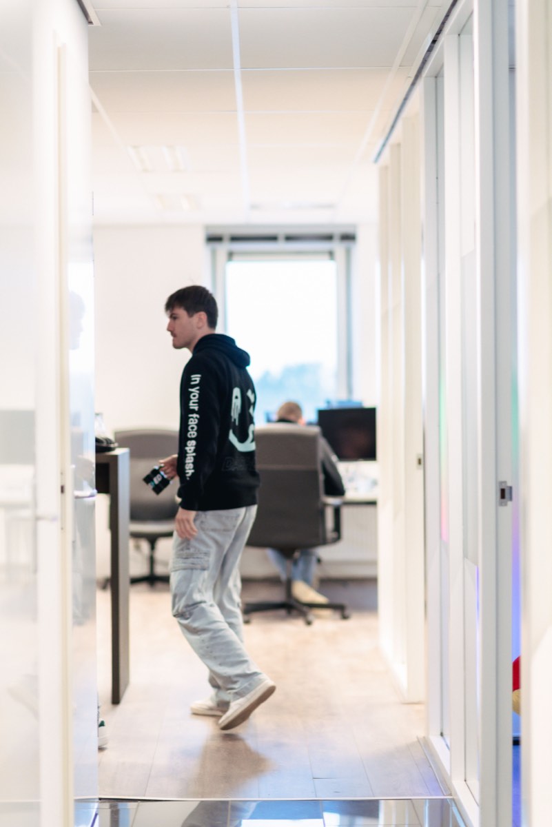 Medewerker loopt door de kantoorgang