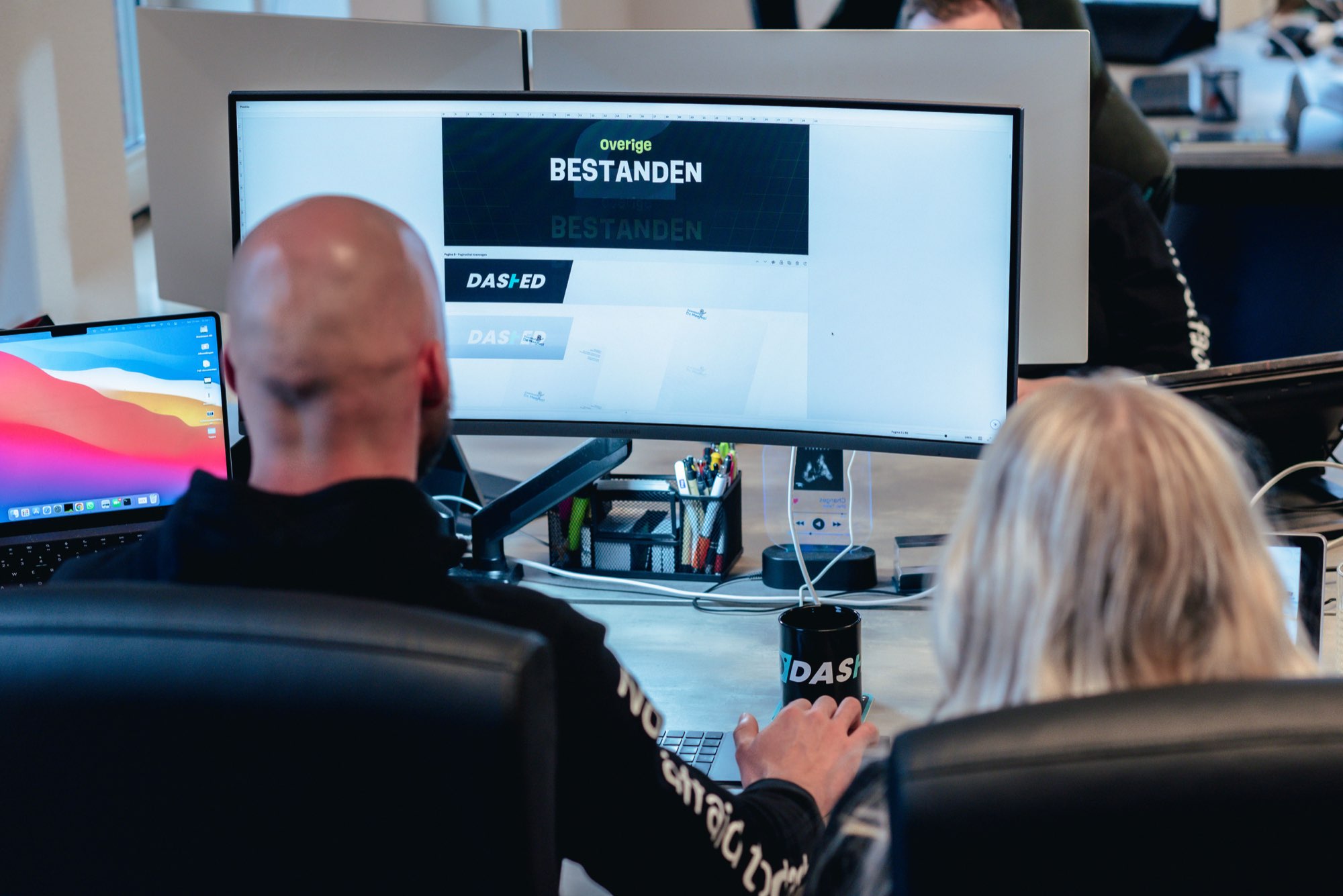 Medewerker bekijkt een presentatie op een groot scherm