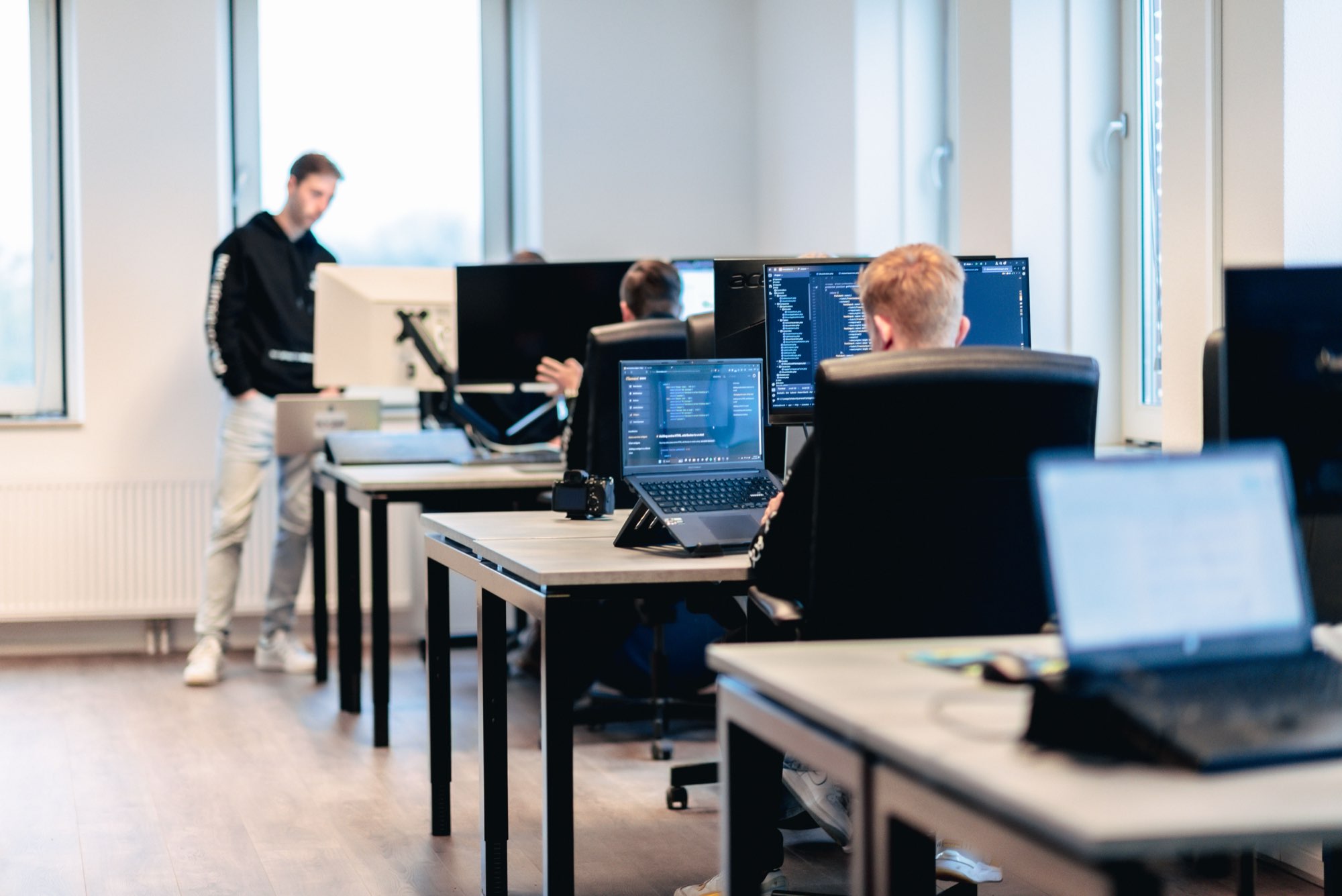 Medewerker aan het werk aan een bureau in de kantoortuin