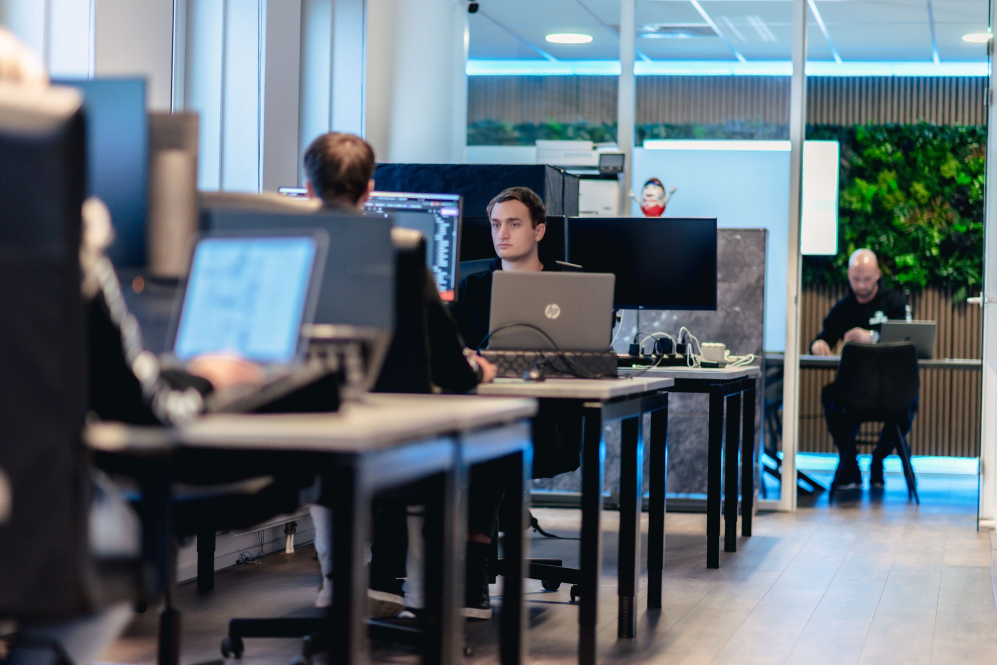Medewerkers aan het werk in de kantoortuin