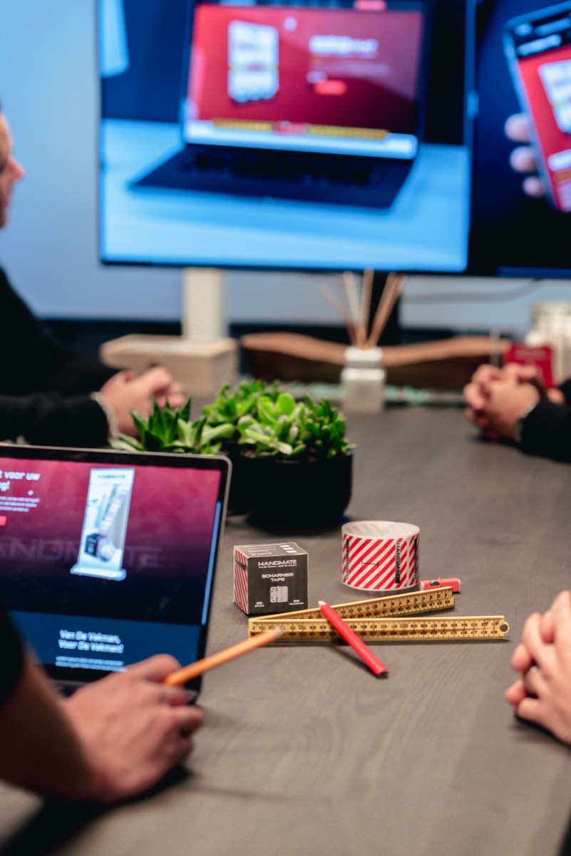 Laptops en aantekeningen op de vergadertafel tijdens een overleg