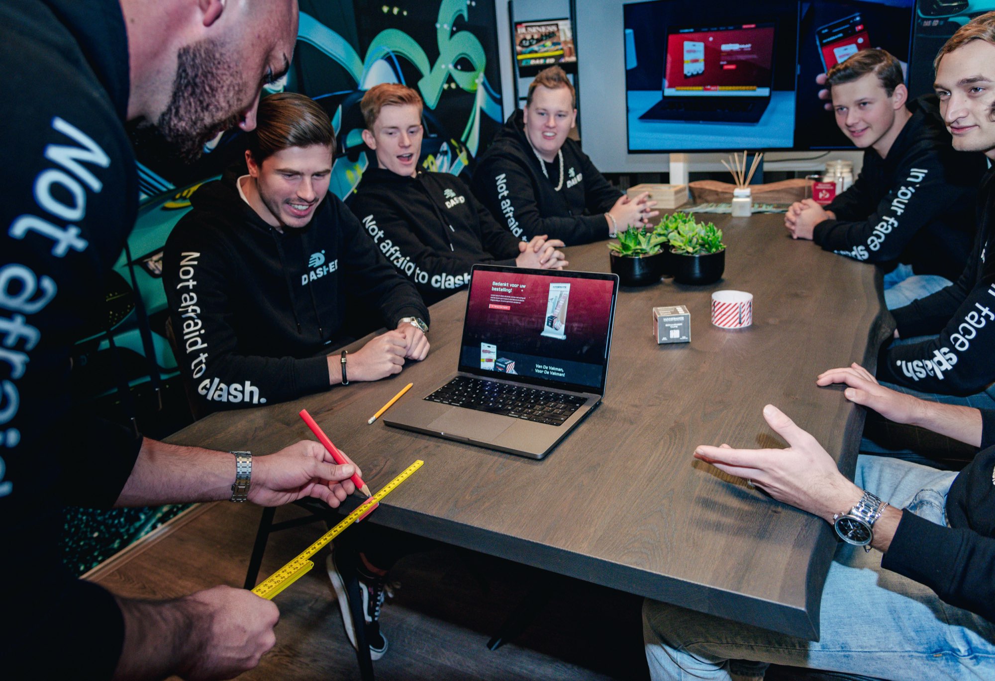 Team bespreekt een ontwerp aan de vergadertafel