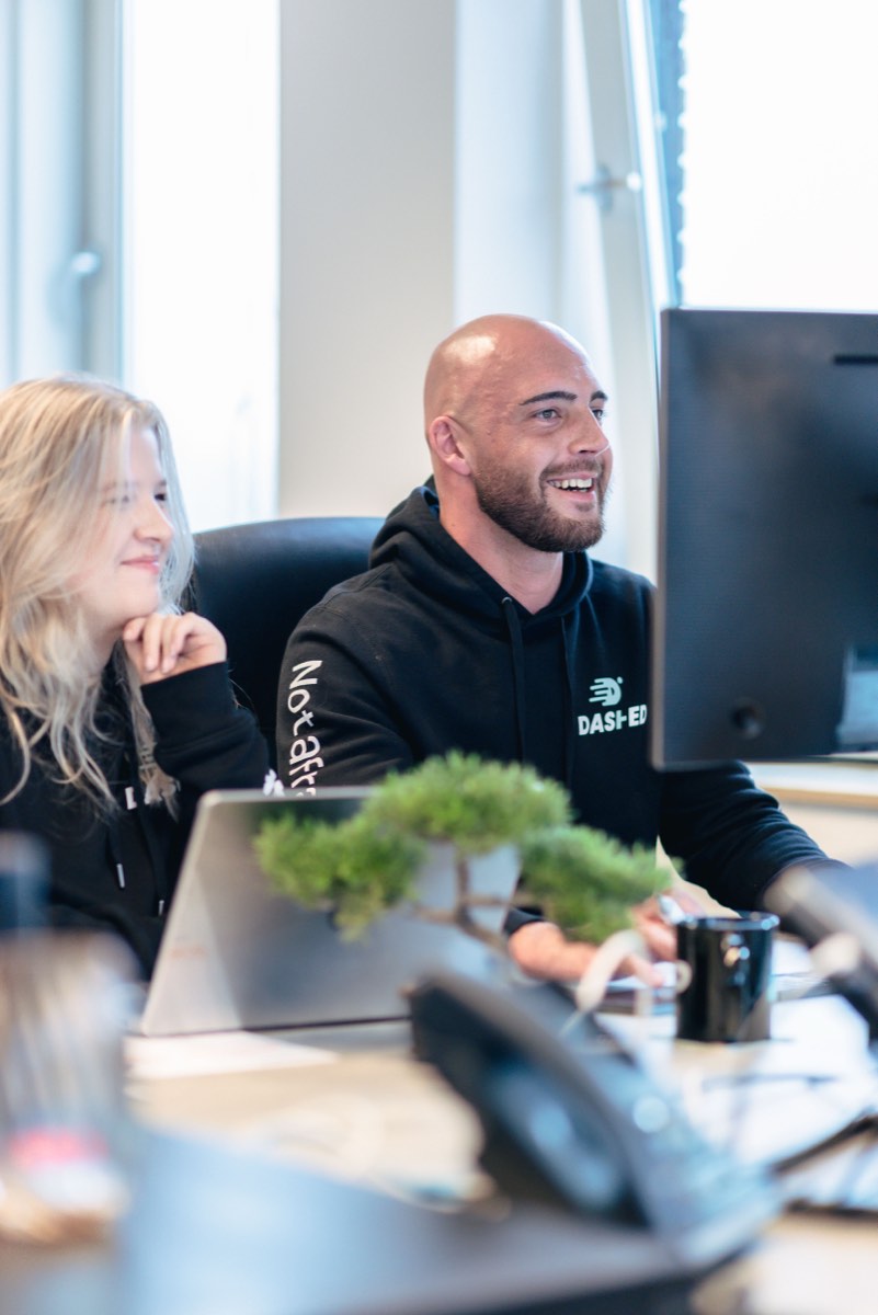 Collega's lachen samen achter hun werkplek