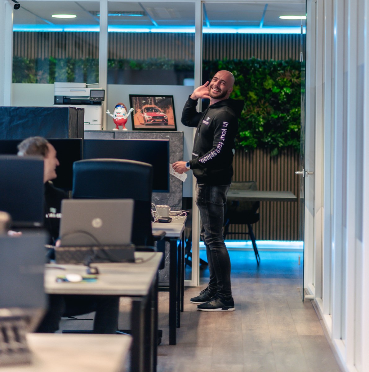 Medewerker belt staand in de kantoortuin