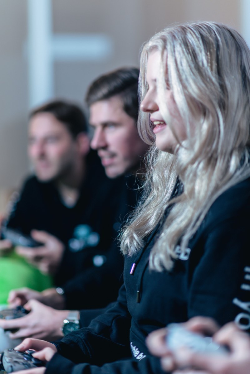 Collega's kijken samen toe met een gamecontroller in de hand