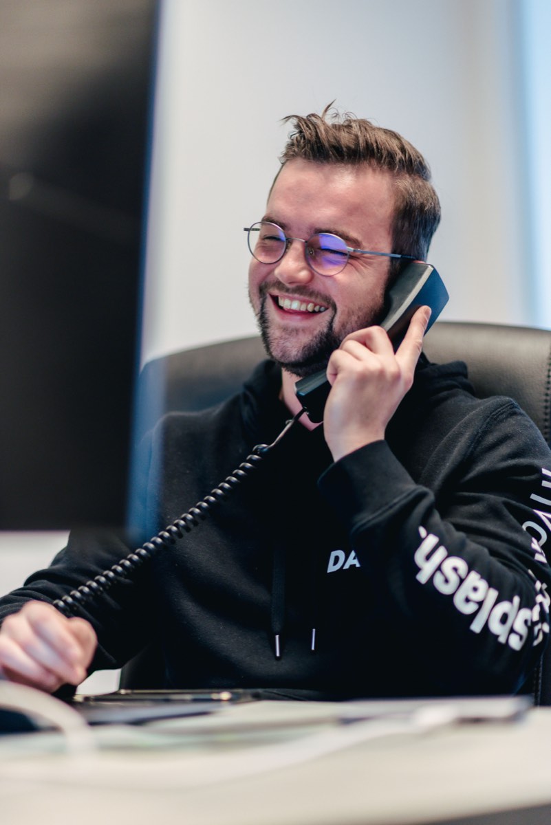 Medewerker in gesprek aan de telefoon op kantoor