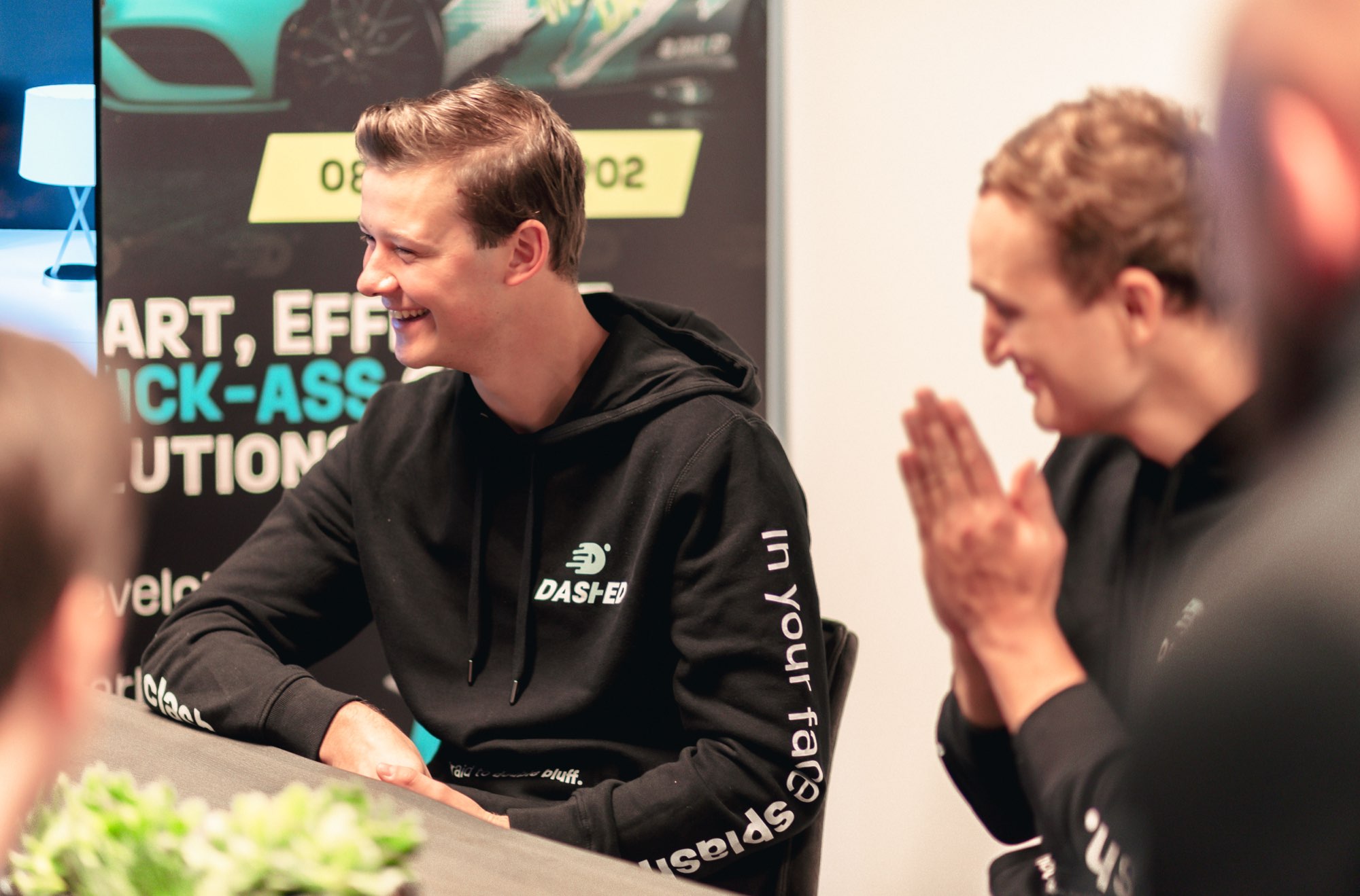 Collega's lachen samen tijdens een overleg