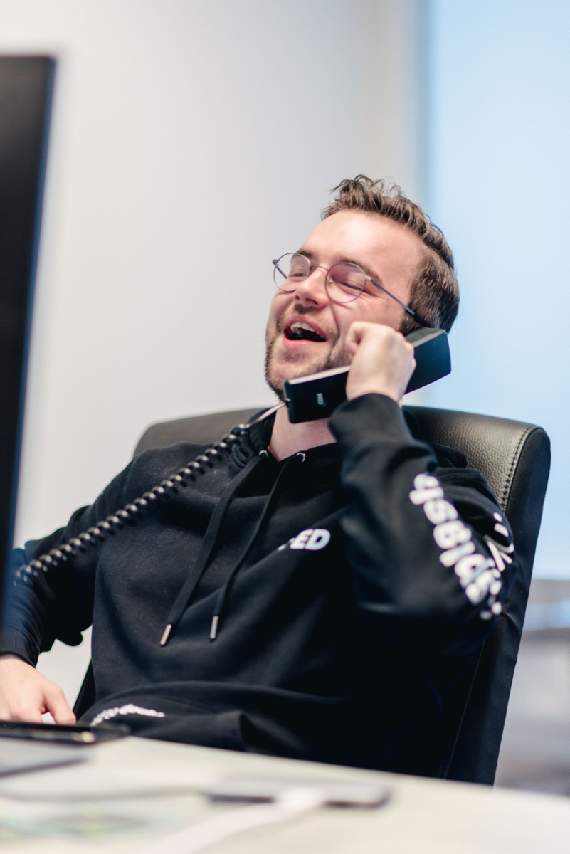 Medewerker telefoneert achter zijn bureau