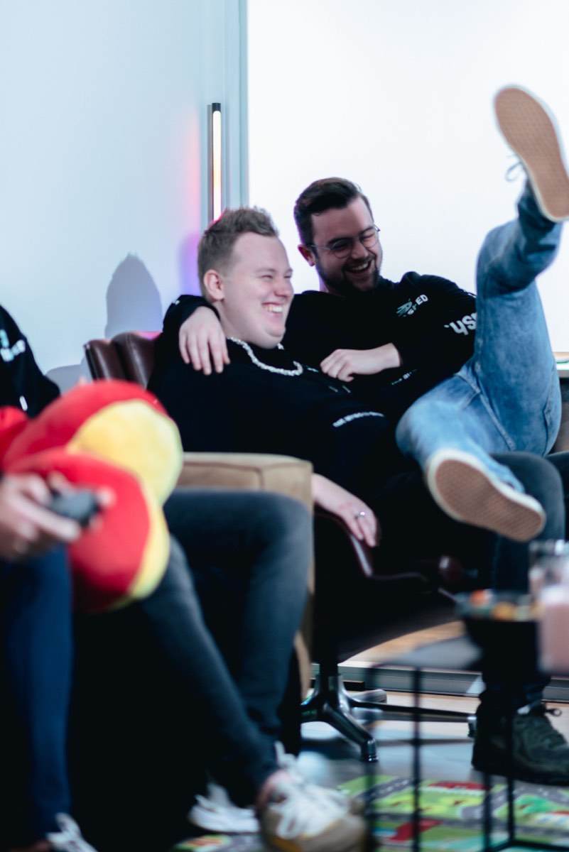 Collega's lachen uitbundig op de bank in de loungehoek