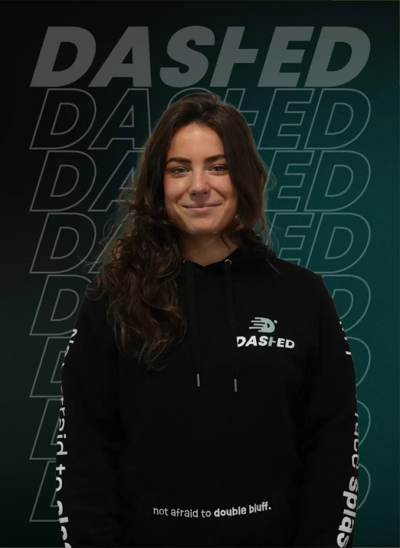 Vrouw in zwarte DAS-ED trui met lange mouwen en tekst "not afraid to double bluff". Achtergrond met herhalend DAS-ED logo.