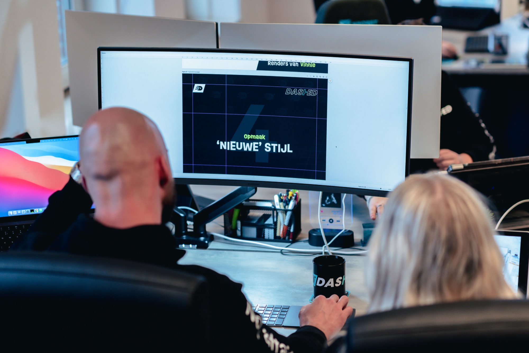 Medewerkers bekijken een ontwerp op een groot scherm