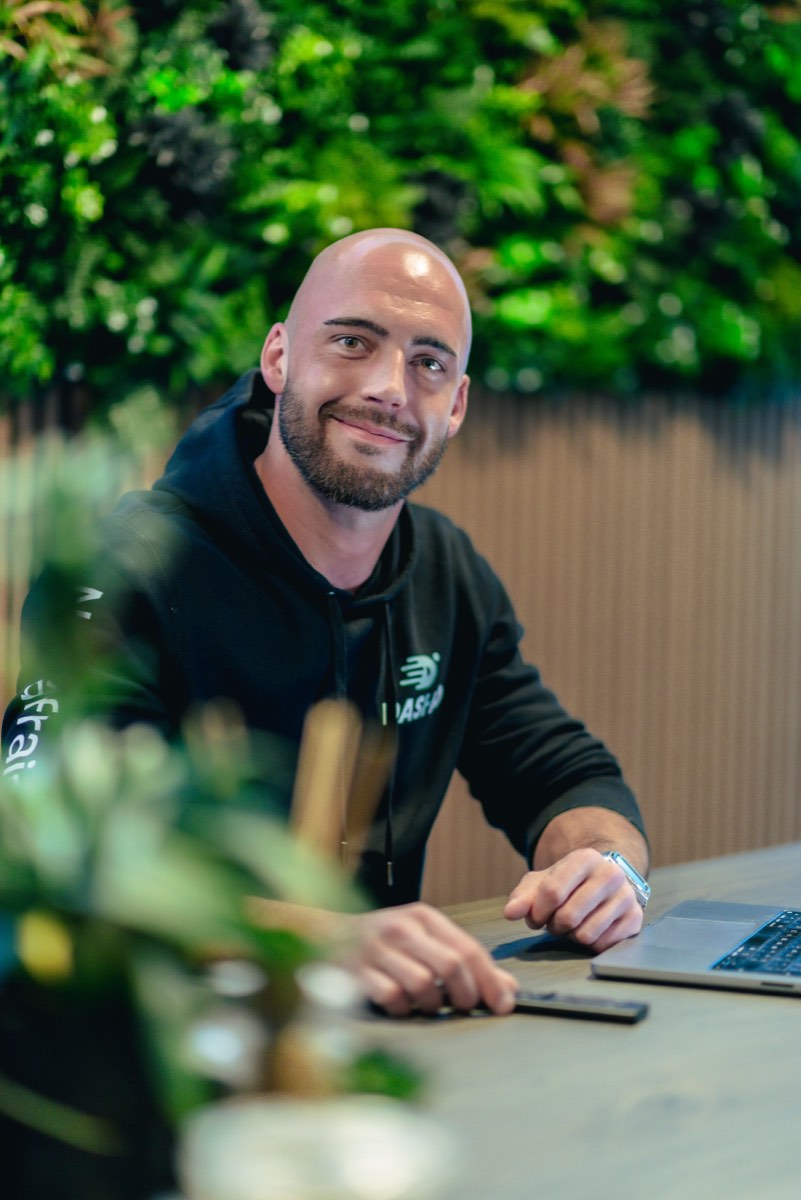 Medewerker lacht tijdens een gesprek aan tafel