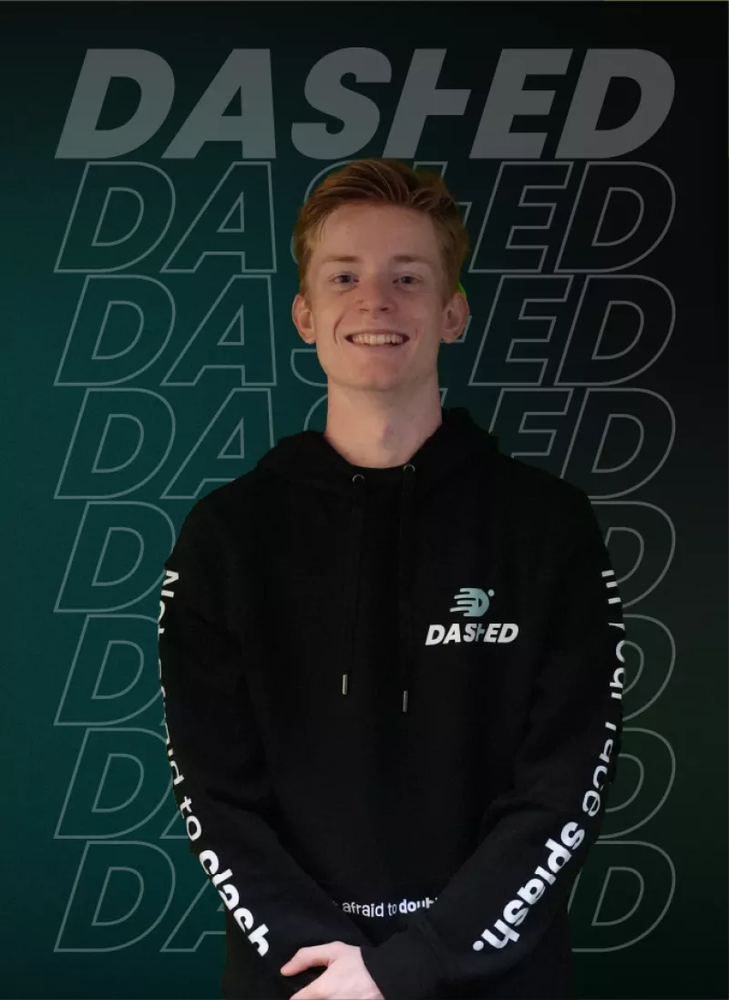 Man in zwarte hoodie met het logo "DASHED" op een achtergrond met herhalende tekst "DASHED".