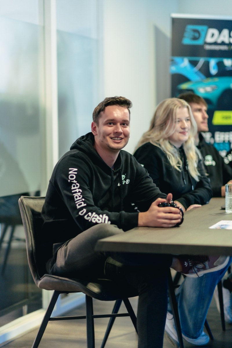 Twee collega's aan tafel in de vergaderruimte