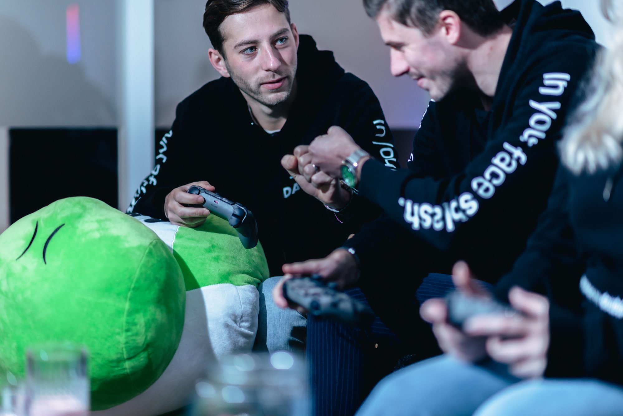 Collega's spelen samen een game met de groene mascotte