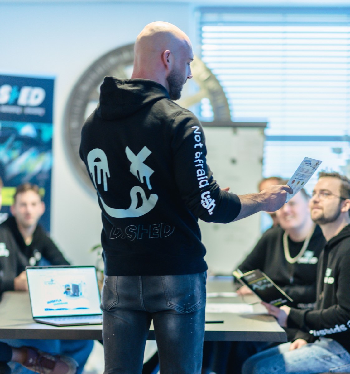 Collega geeft een presentatie aan het team in de vergaderruimte