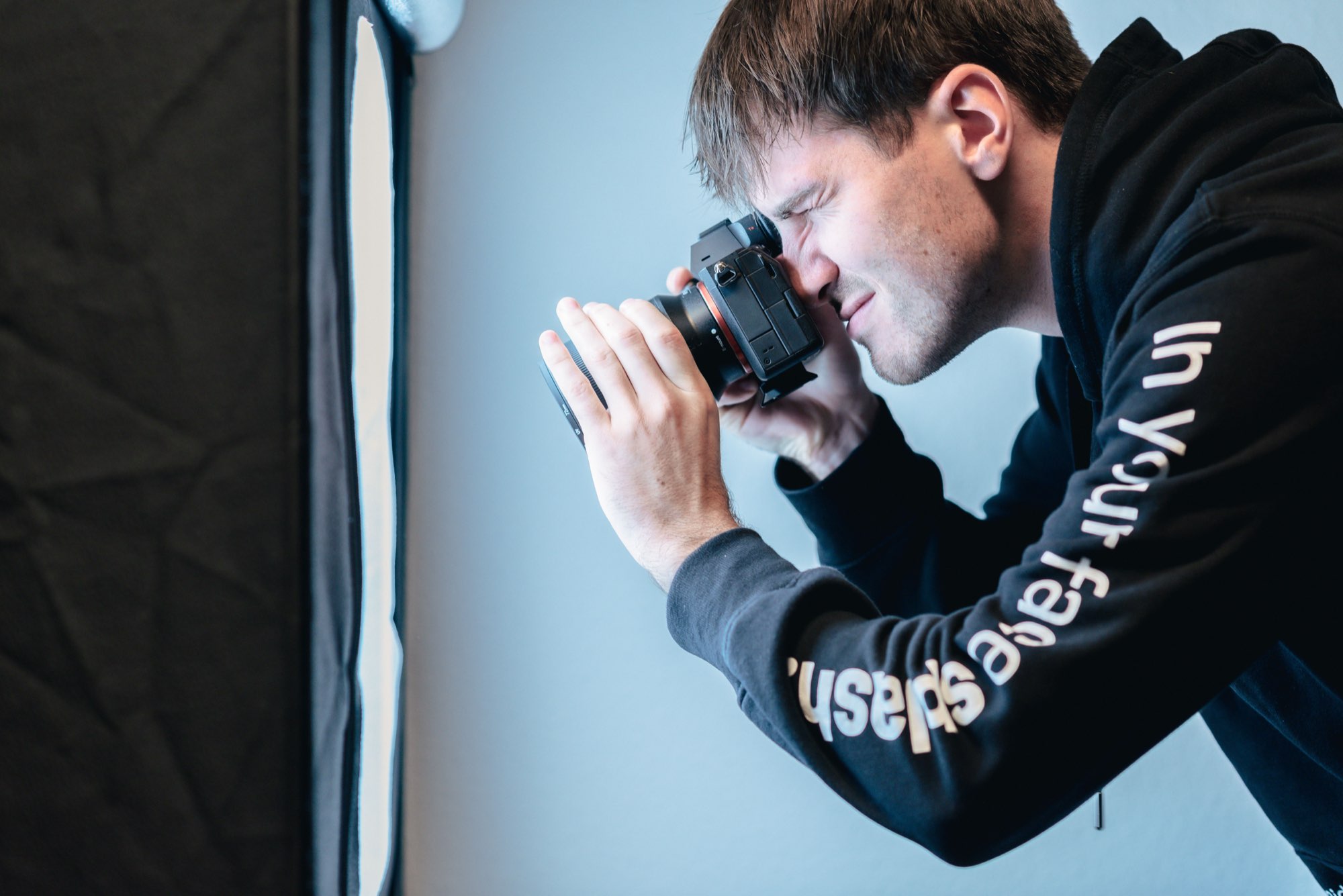 Medewerker maakt een foto met een spiegelreflexcamera