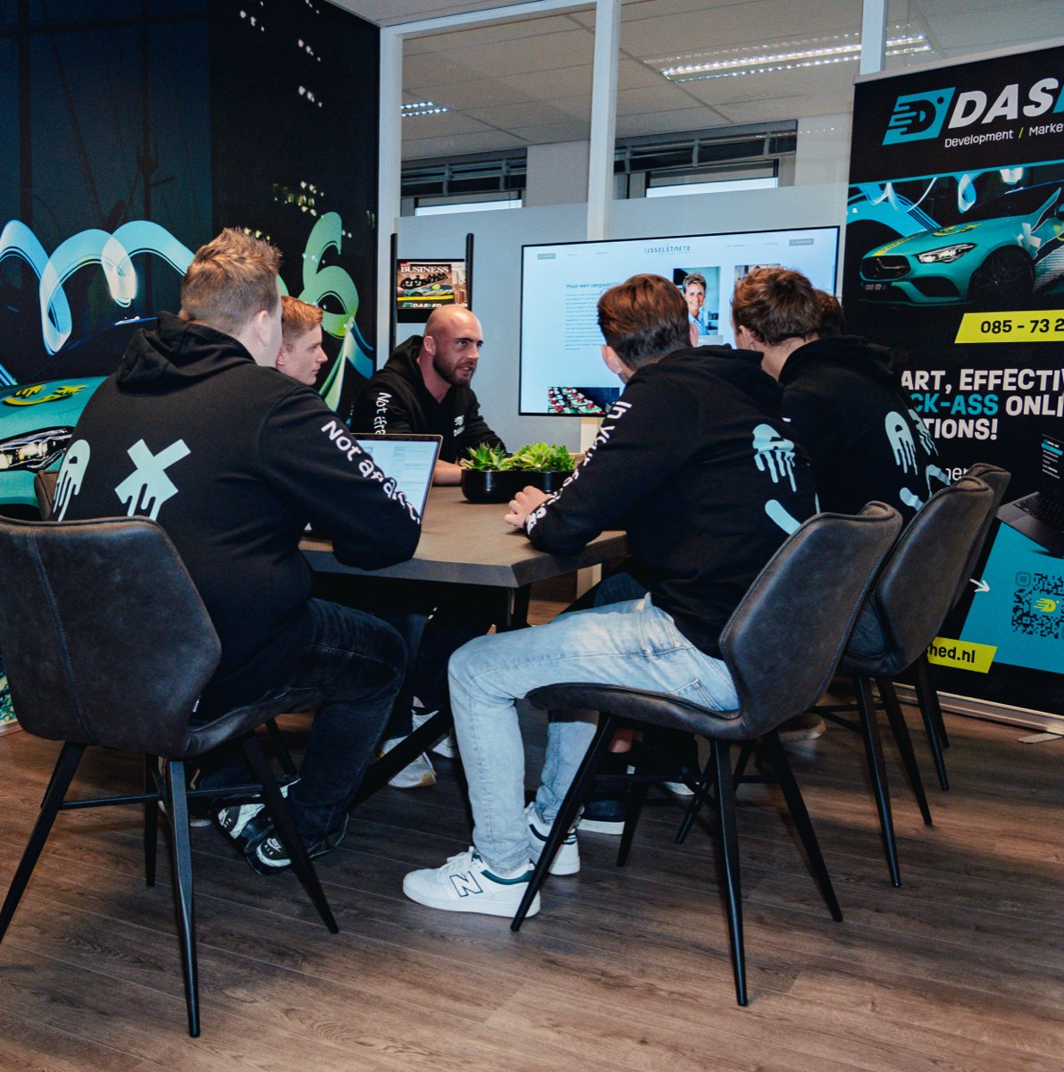Team volgt een presentatie in de vergaderruimte