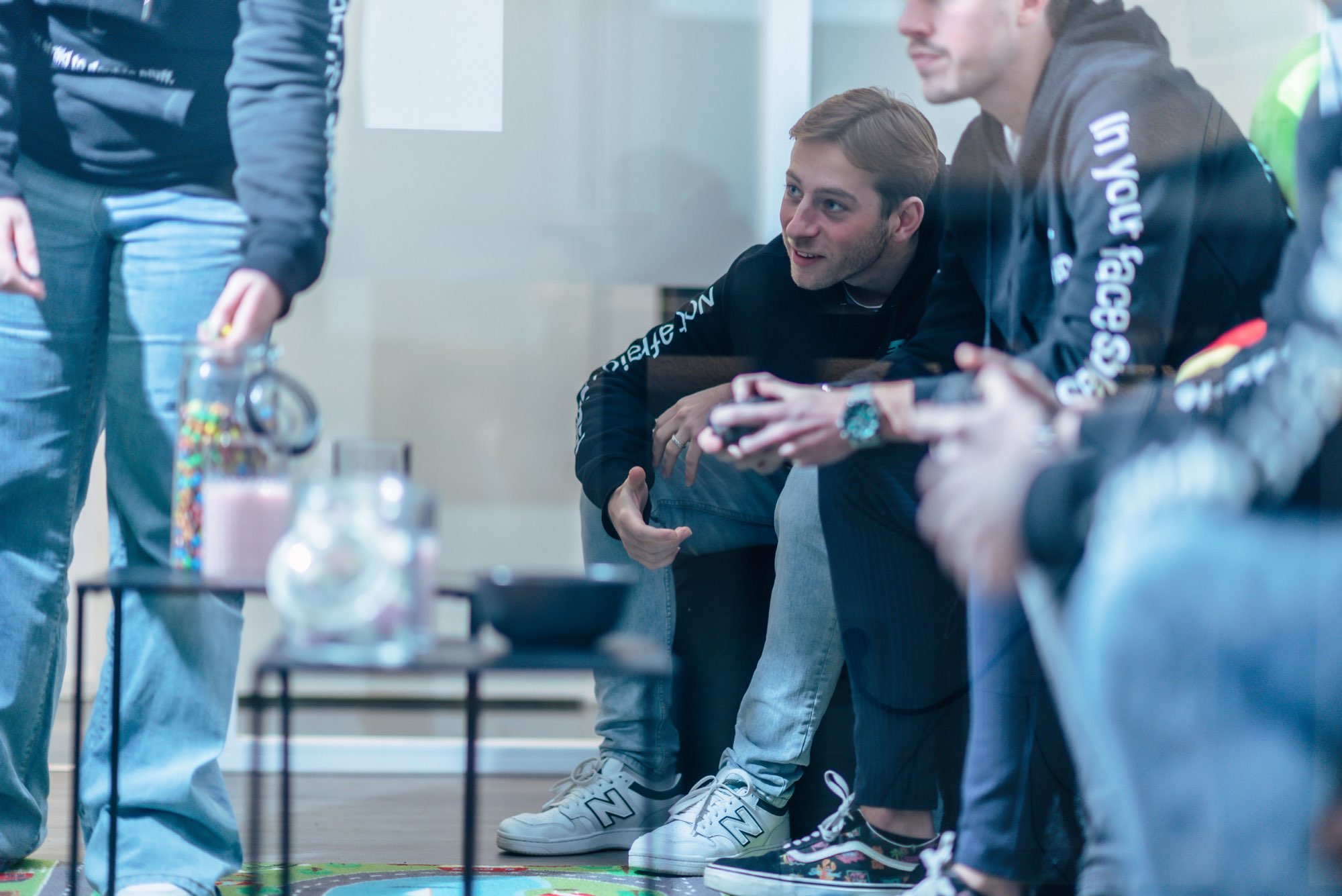 Collega's in gesprek in de lounge met drankjes