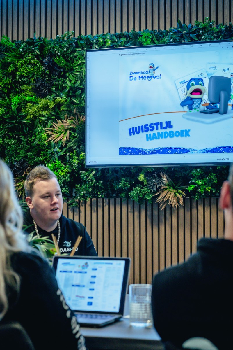 Presentatie van een huisstijlhandboek op het scherm