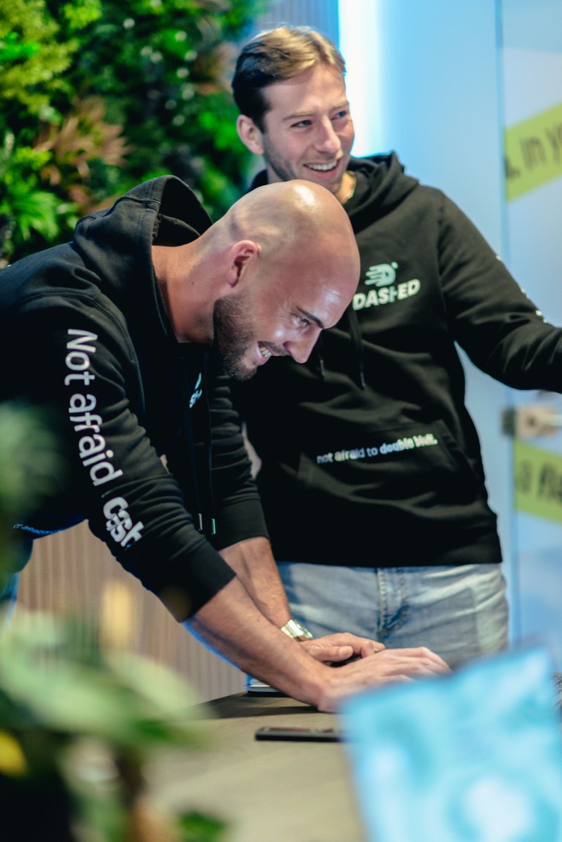 Collega's overleggen staand bij een bureau