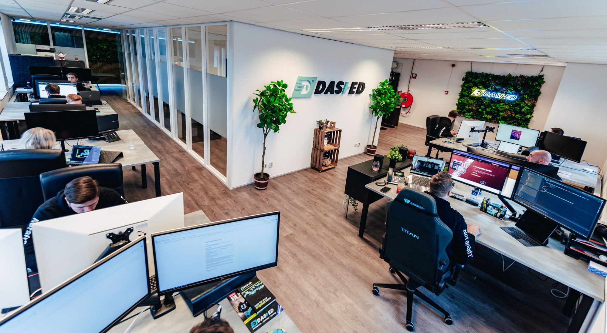 Werkplekken met dubbele schermen in de kantoortuin