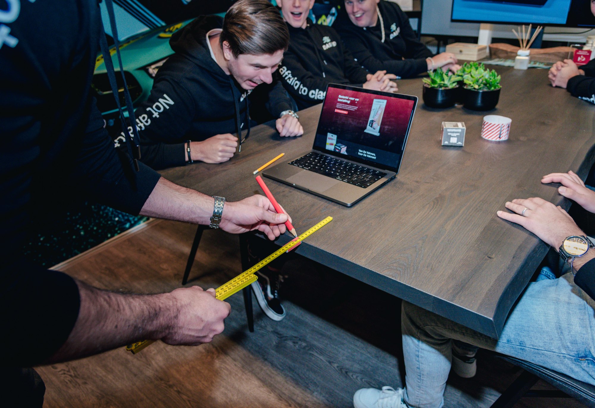 Teamoverleg met laptops en aantekeningen aan de vergadertafel