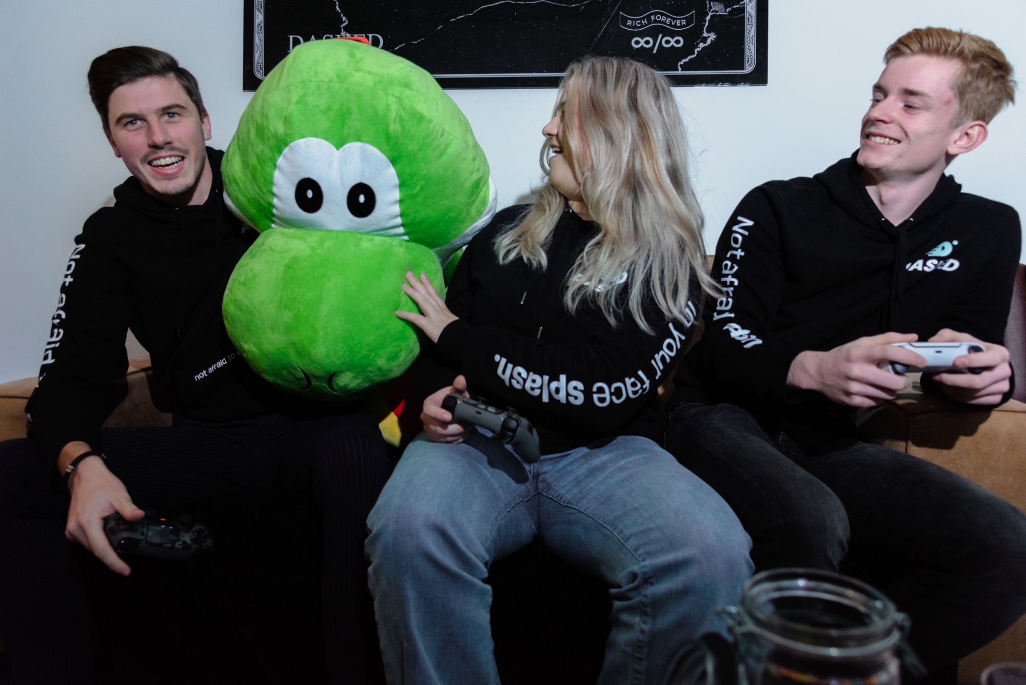 Collega's op de bank met de groene mascotte