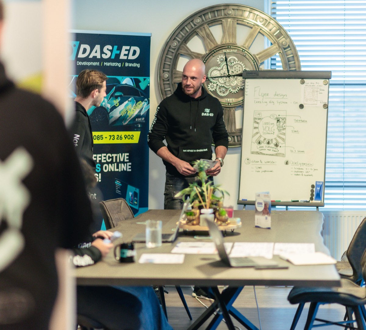 Presentatie met whiteboard voor het team in de vergaderruimte