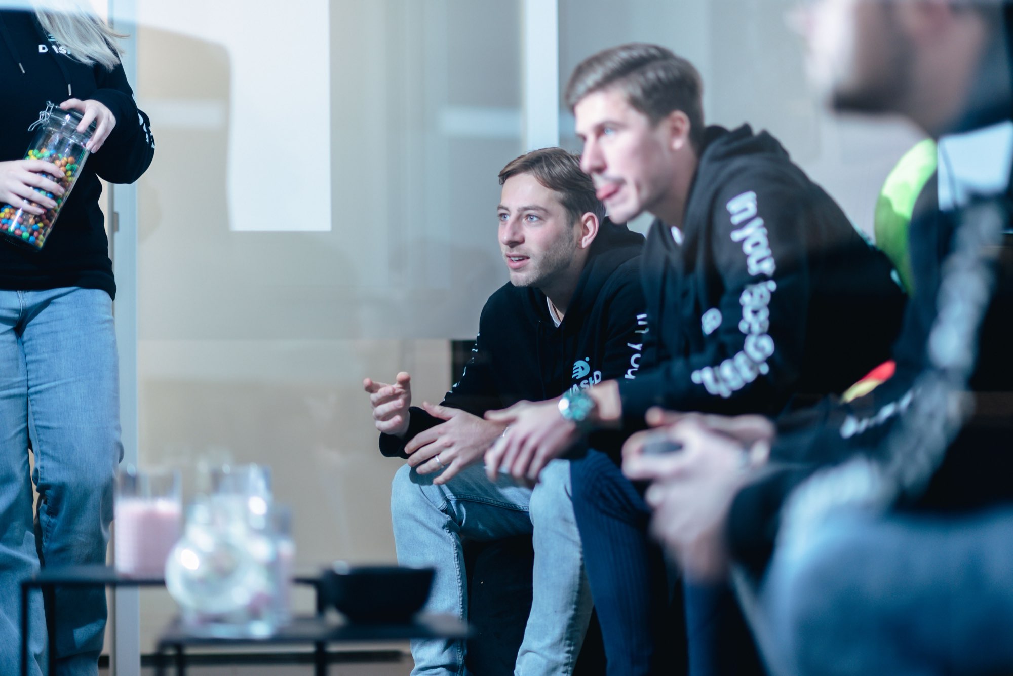Collega's in gesprek in de loungehoek