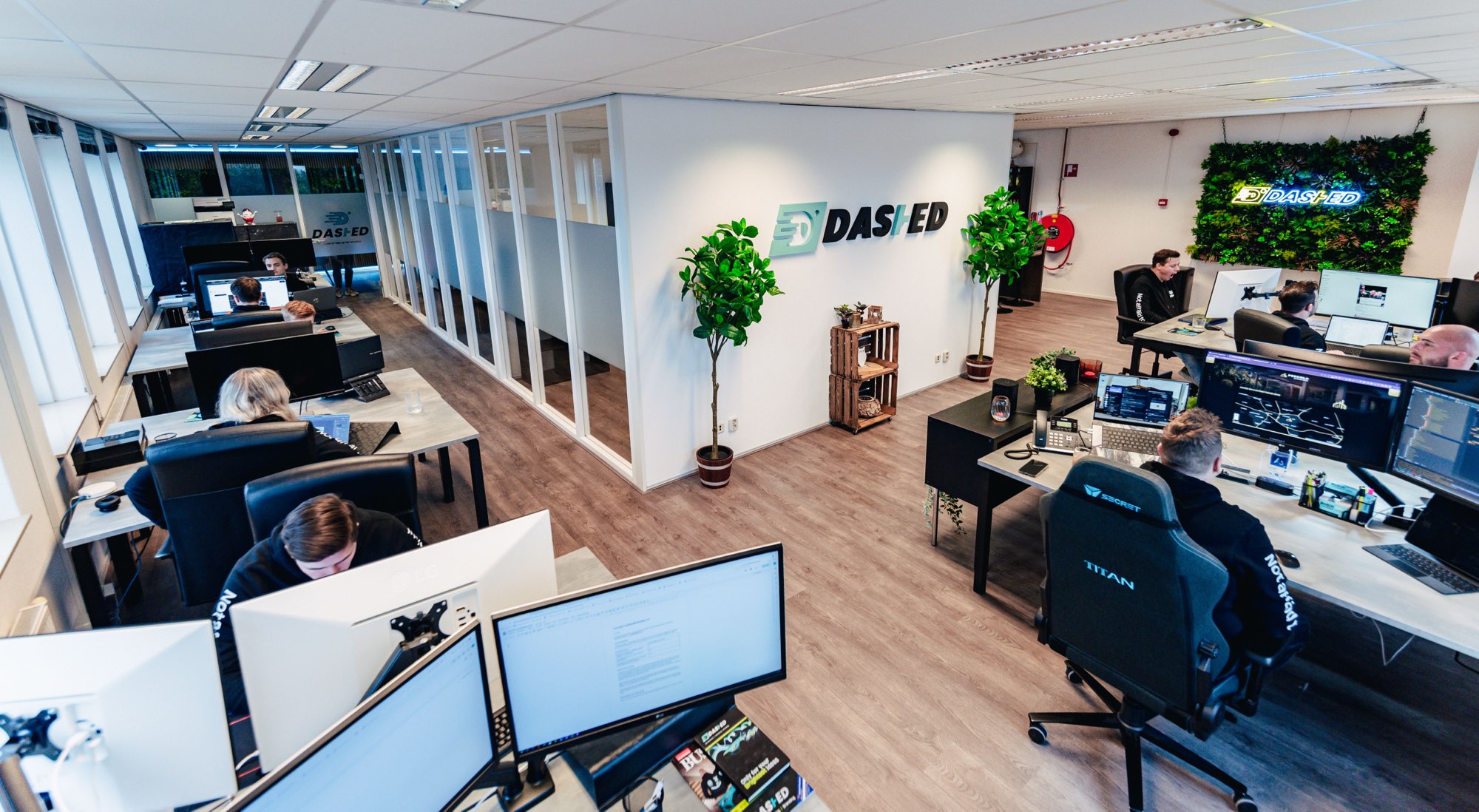 Werkplekken met monitoren in de kantoortuin