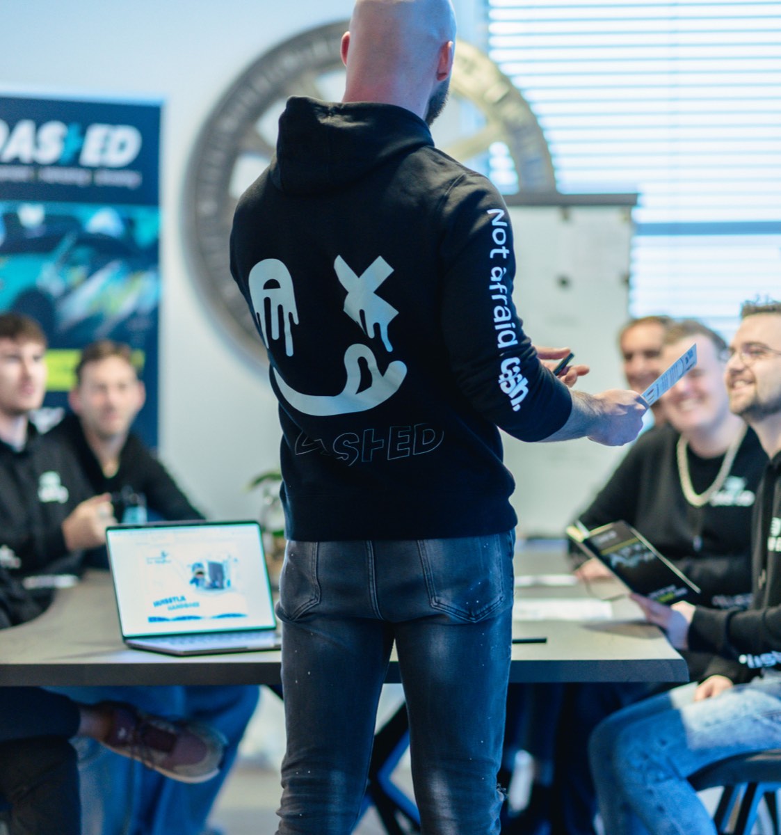 Presentatie voor het team met laptops op tafel