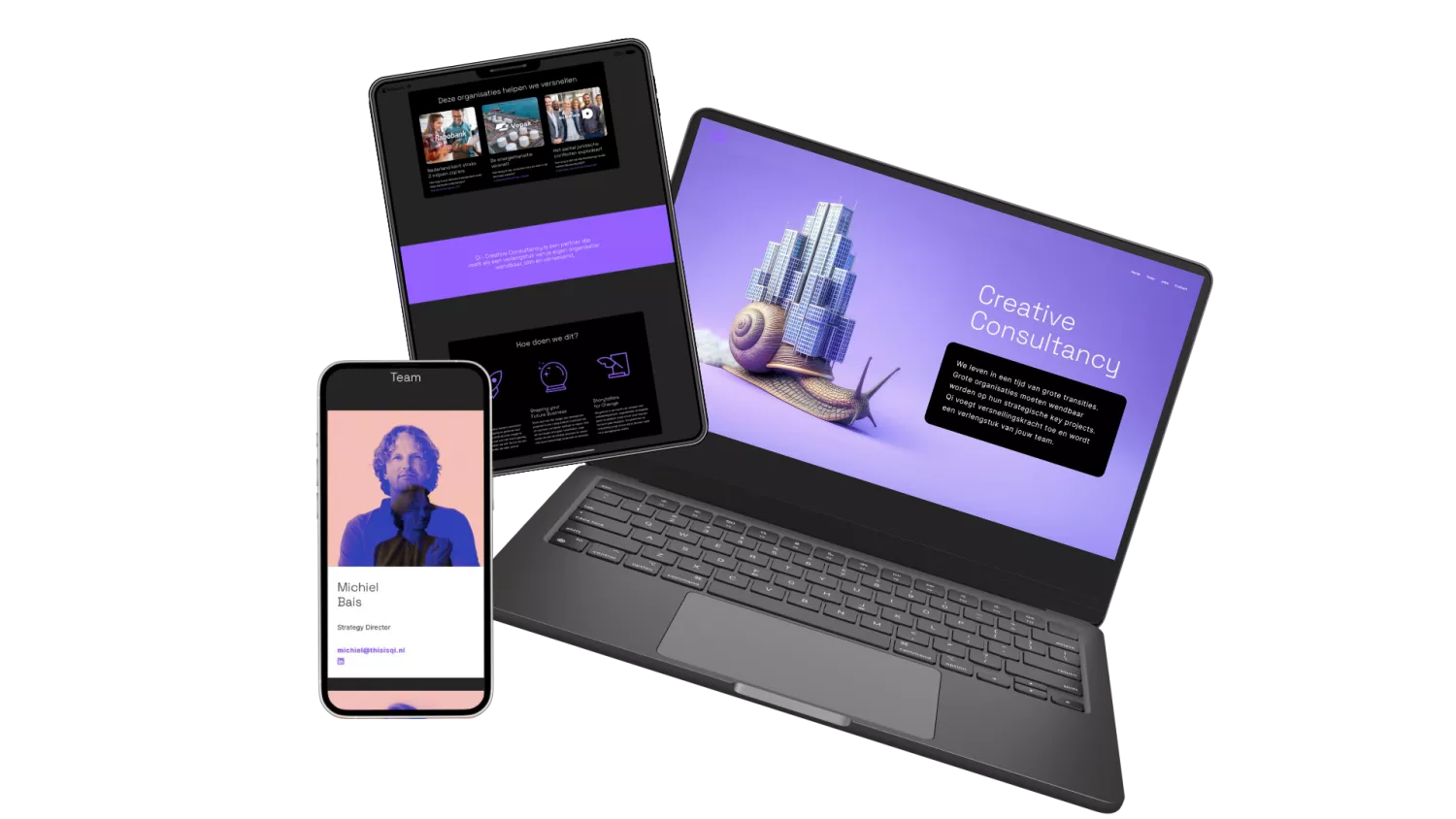 Laptop, tablet en smartphone met creatieve consultancy visuals. Laptop toont slak met gebouwen erop, tablet zakelijke informatie, smartphone een teamlid.