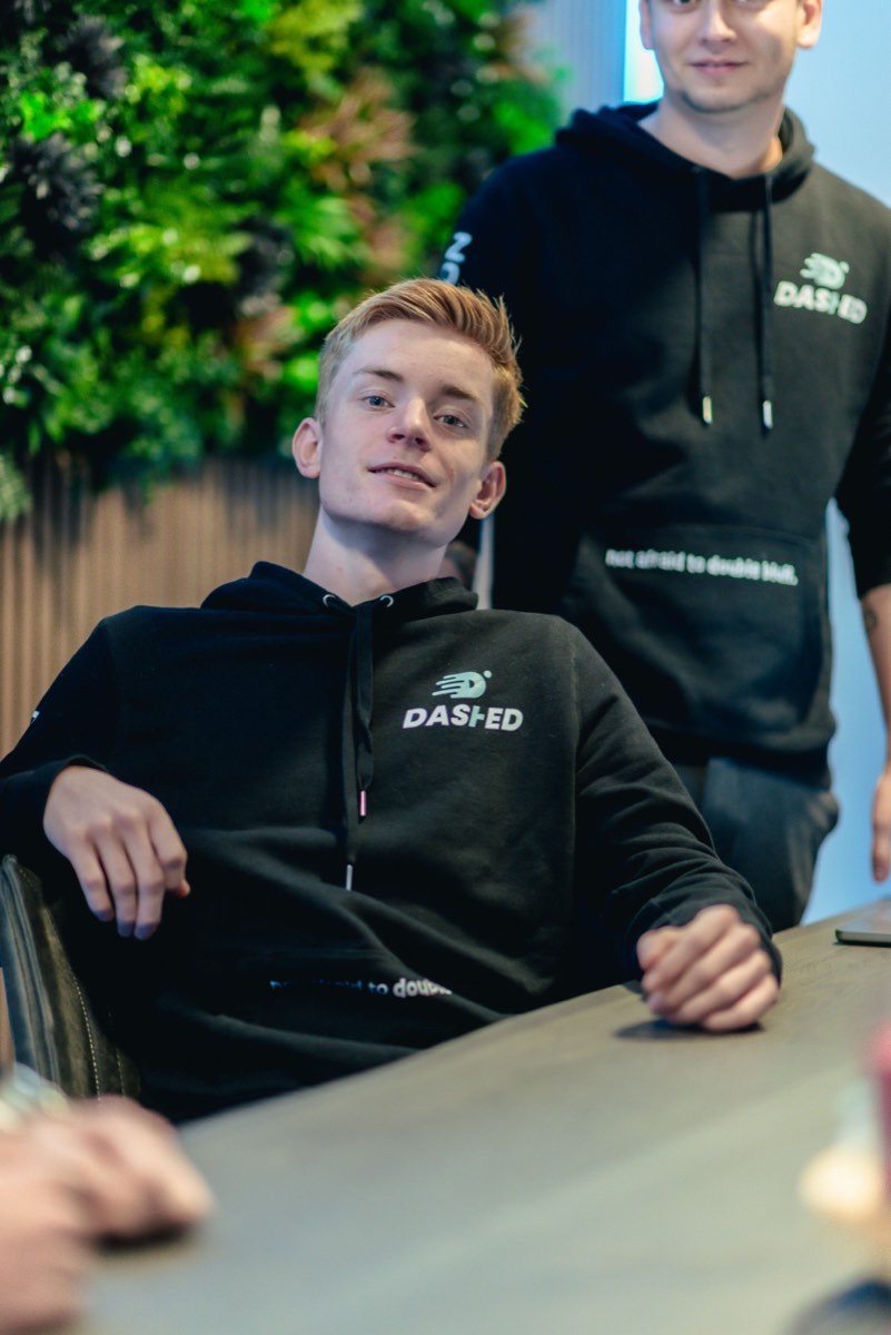 Twee collega's aan de vergadertafel voor de plantenwand