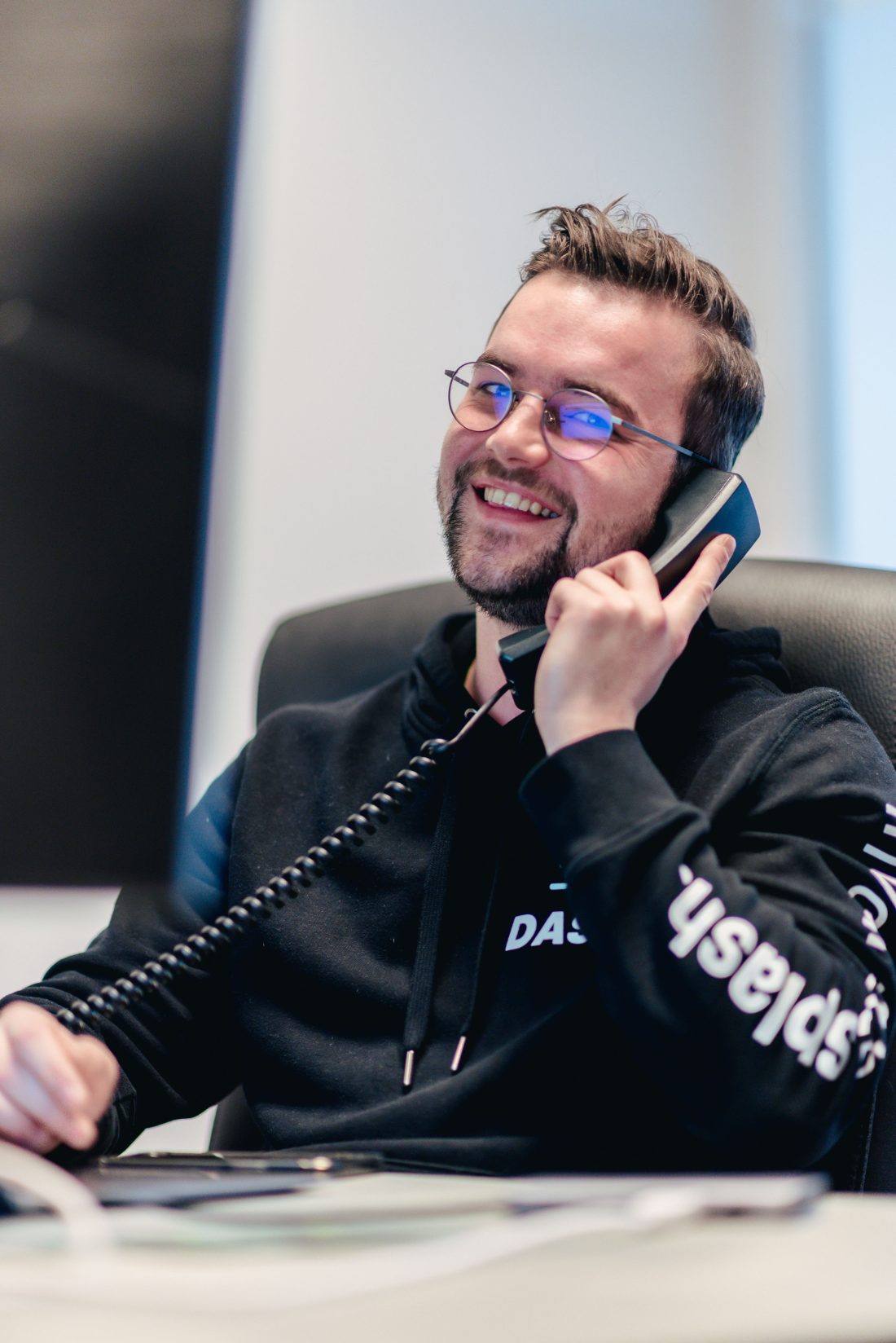 Een developer van Dashed aan de telefoon met een klant