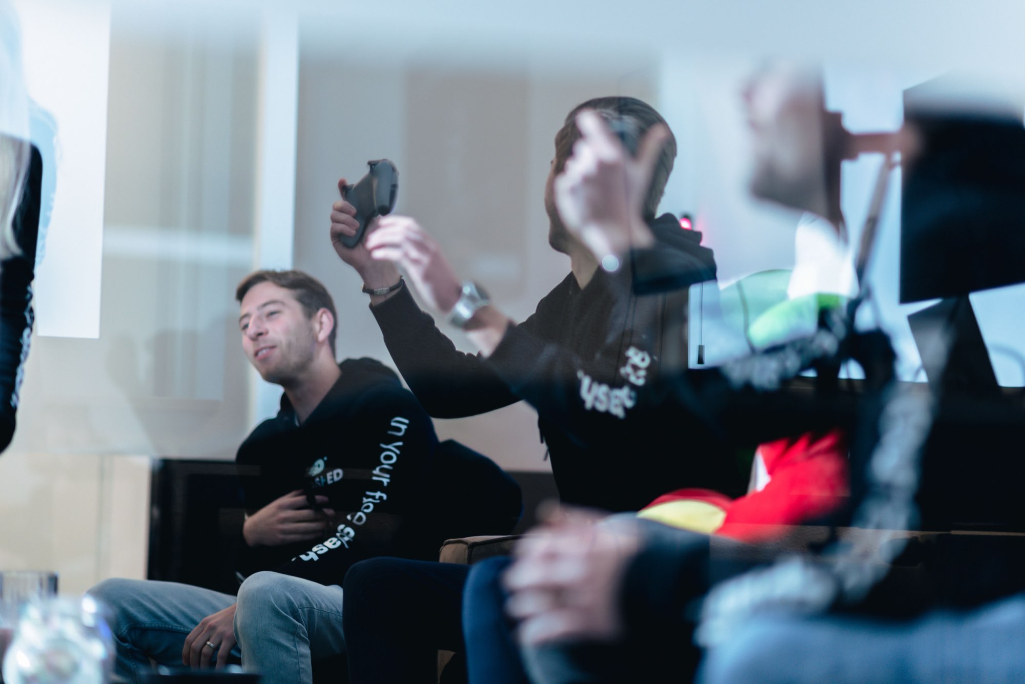 Collega's lachen samen in de loungehoek