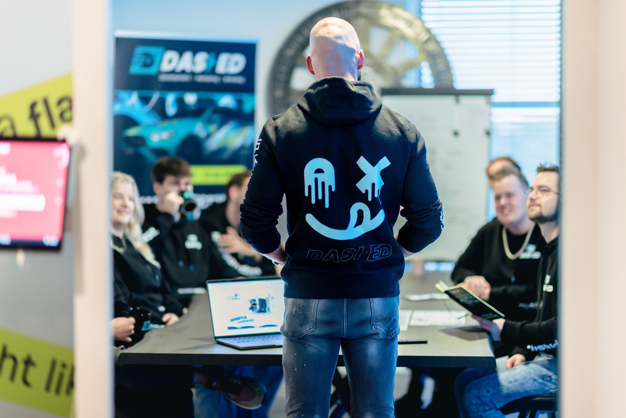 Collega geeft een presentatie aan het team