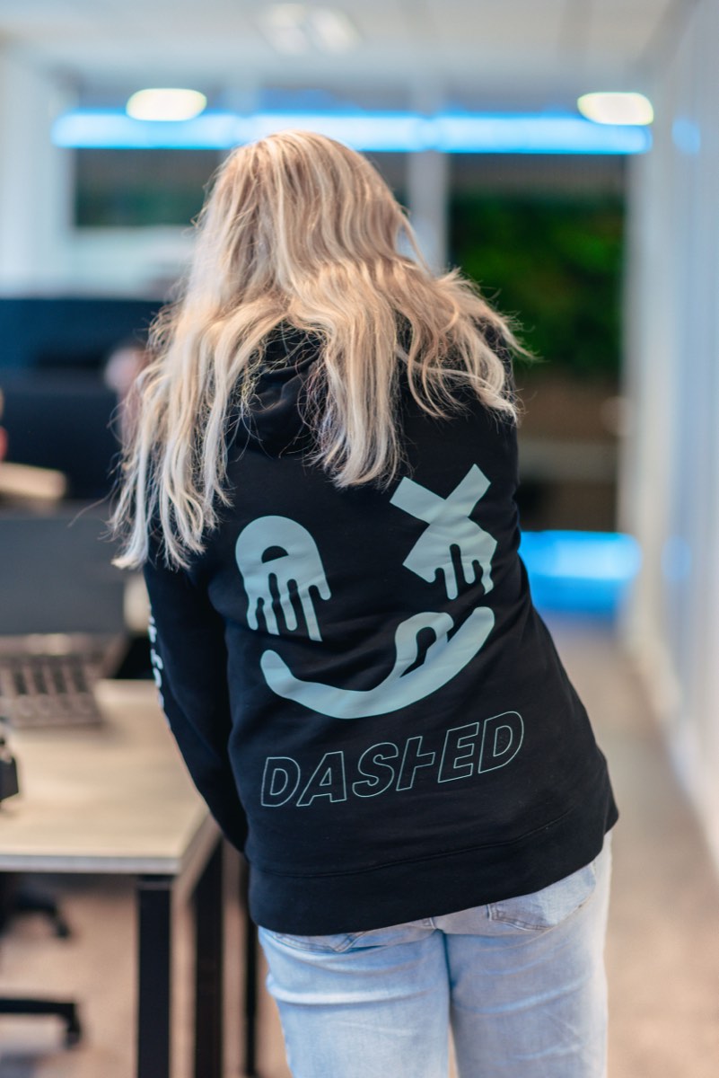Achteraanzicht van een Dashed-hoodie met logo in het kantoor