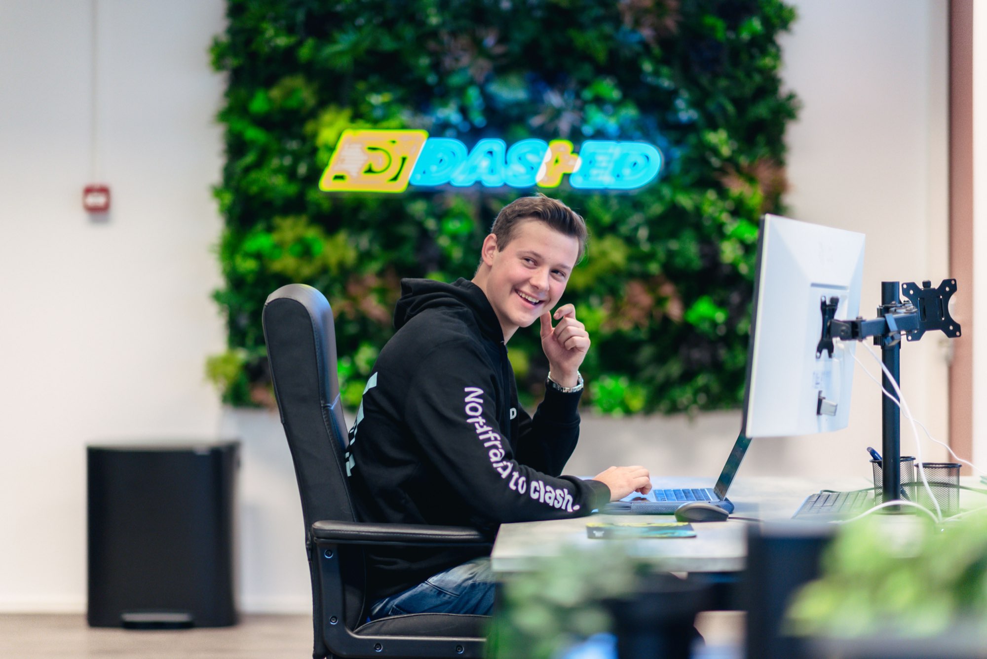 Medewerker aan het werk voor de verlichte Dashed-plantenwand