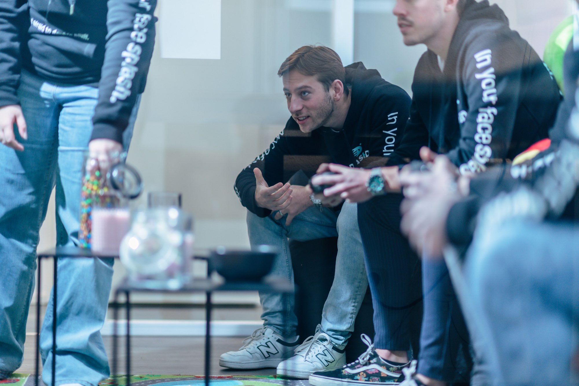 Collega's zitten te praten in de loungehoek